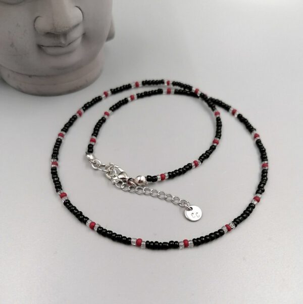 Rocailles-Kette schwarz-rot mit Edelstahl