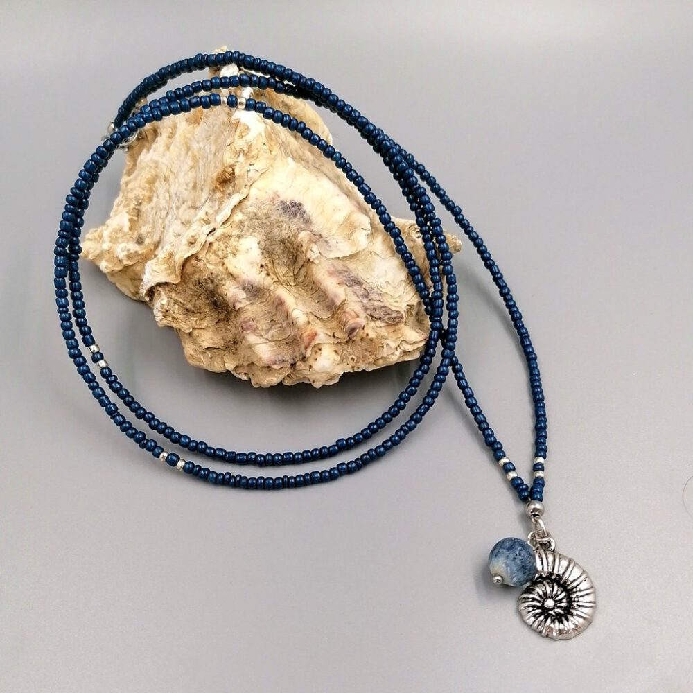 Boho Schmuckstück mit maritimem Flair Kette mit Muschel & blauer Korallenperle