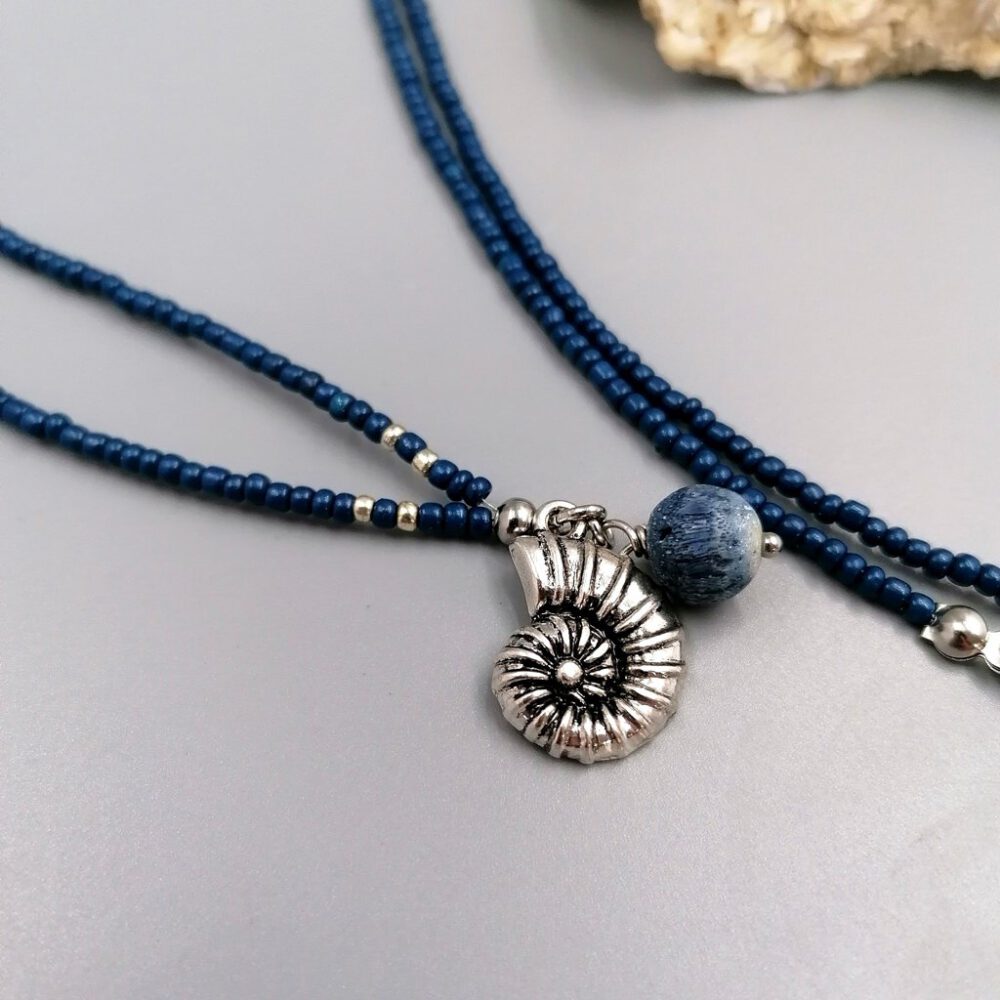 Detailaufnahme Kettenanhänger Muschel & Koralle Kette mit Muschel & blauer Korallenperle