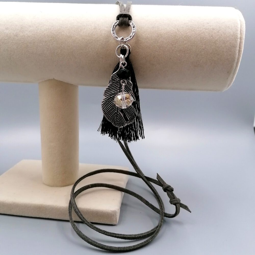 Graue handgemachte Kette mit Boho-Anhänger Velourkette mit Federanhänger & Quaste