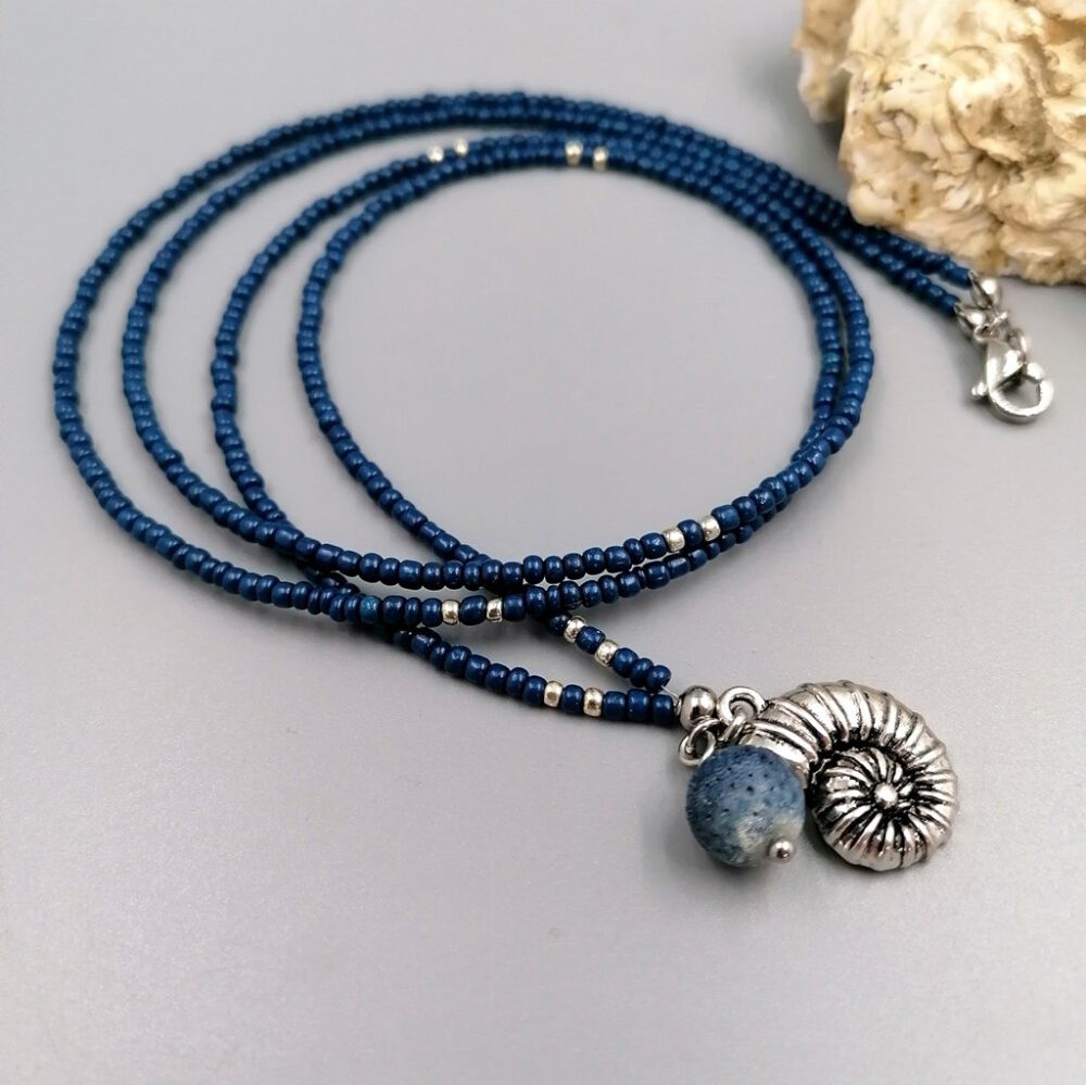 Handgefertigte blaue Rocailles-Kette mit Muschelanhänger und blauer Koralle Kette mit Muschel & blauer Korallenperle