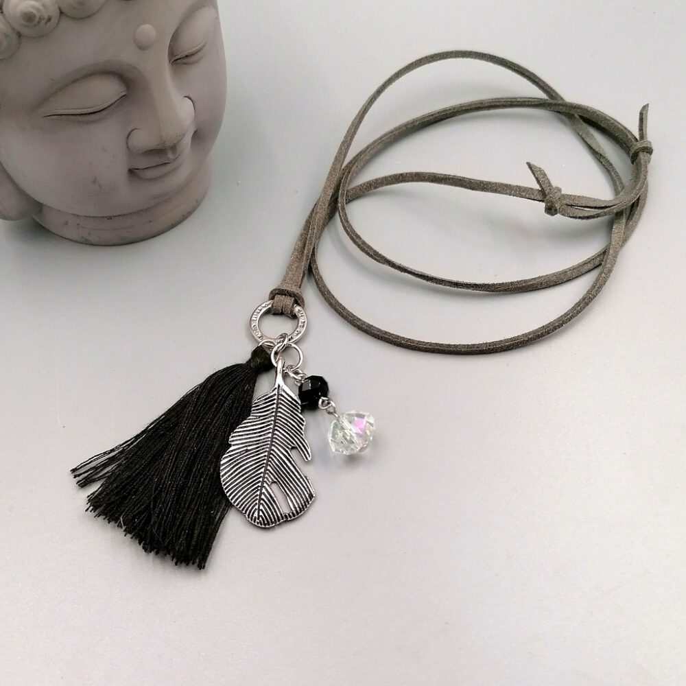 Handgemachte Velourkette mit Tibetsilber Federanhänger Velourkette mit Federanhänger & Quaste