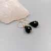 Vergoldete Creolen mit schwarzem Kristall