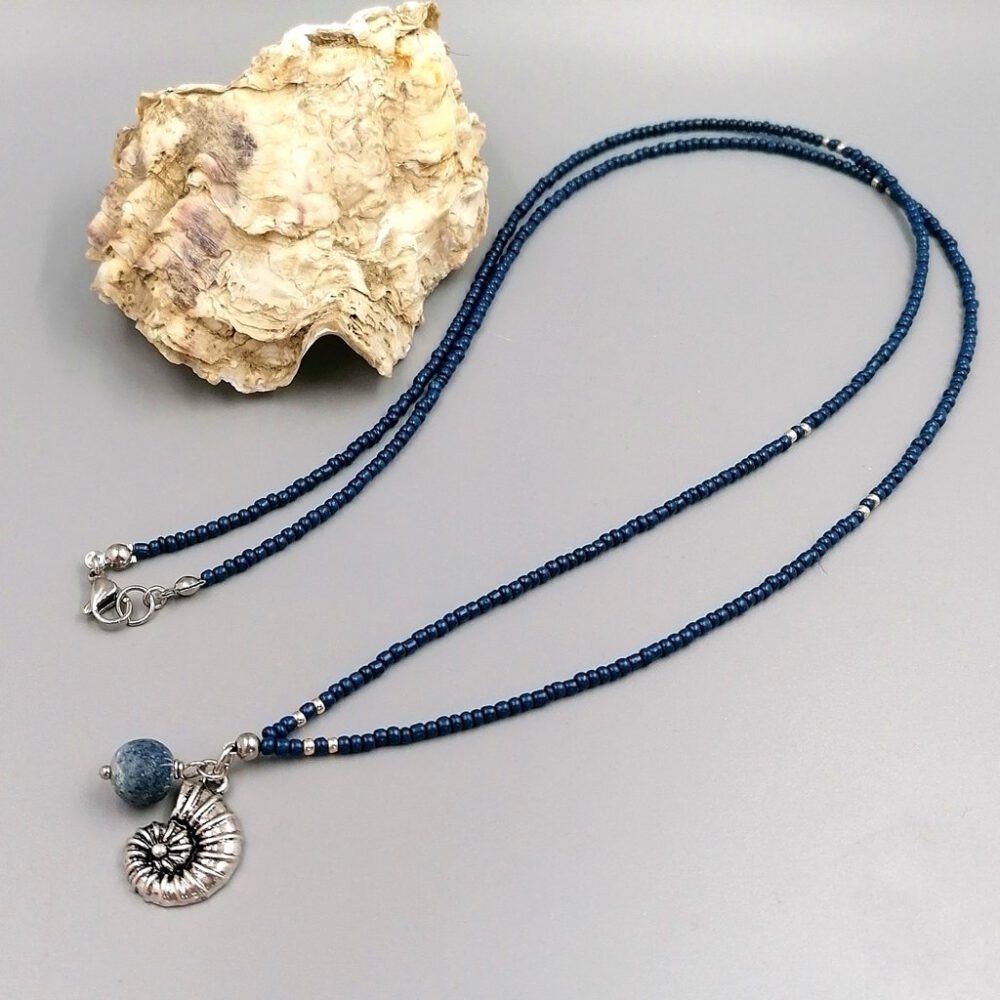 Maritime Schmuckkette mit Korallenperle und Edelstahl Kette mit Muschel & blauer Korallenperle