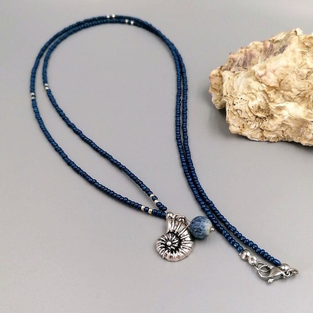 Muschelkette mit blauen Perlen, Sommeraccessoire Kette mit Muschel & blauer Korallenperle