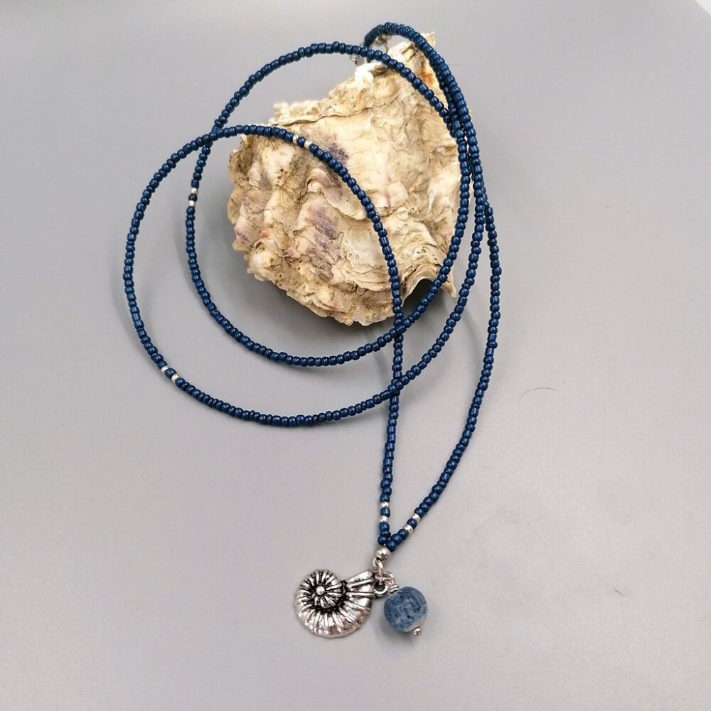 blaue Kette mit Muschel- und Korallenelement Kette mit Muschel & blauer Korallenperle