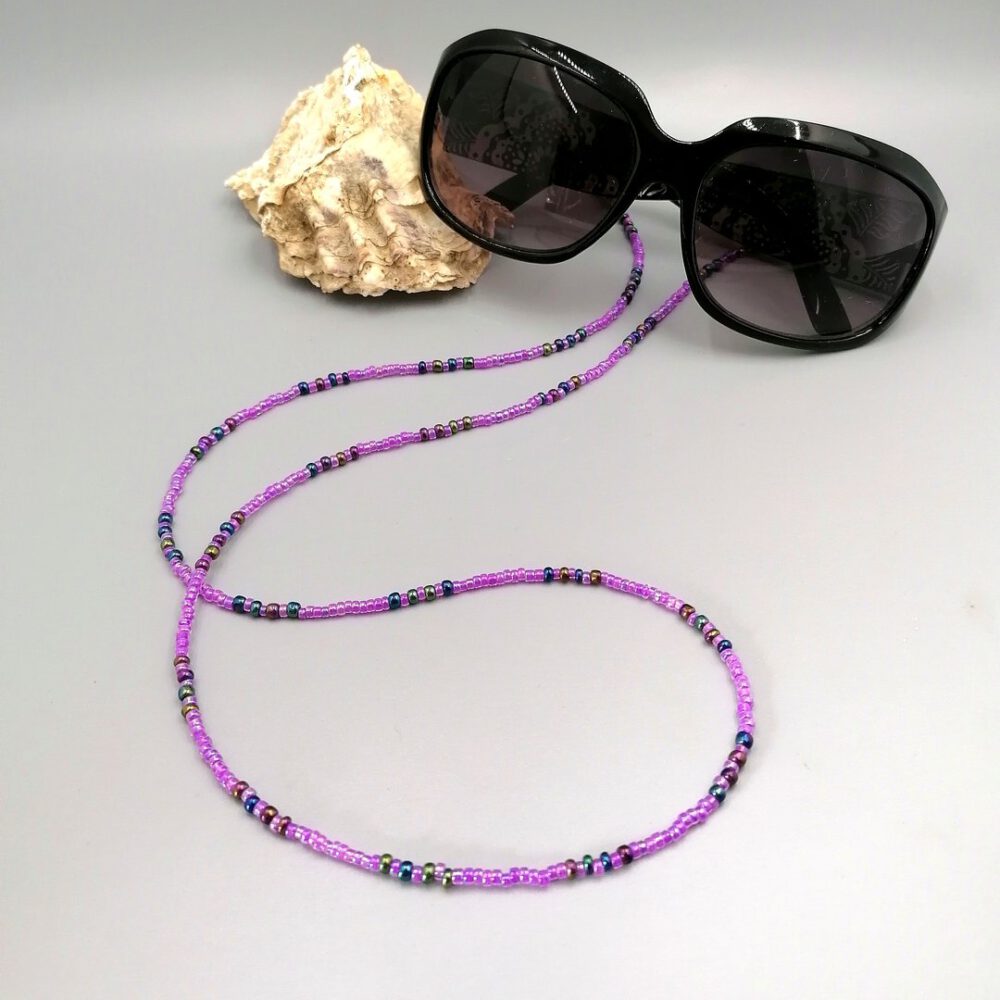 Brillenkette dekorativ um eine Sonnenbrille gelegt Brillenkette Regenbogenglanz & Lila