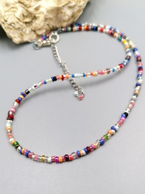 Kurze Kette aus bunten Rocailles