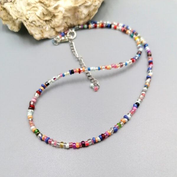 Kurze Kette aus bunten Rocailles
