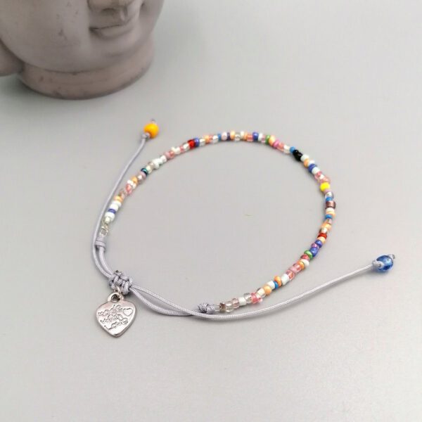 Buntes Boho Armband mit Herzanhänger