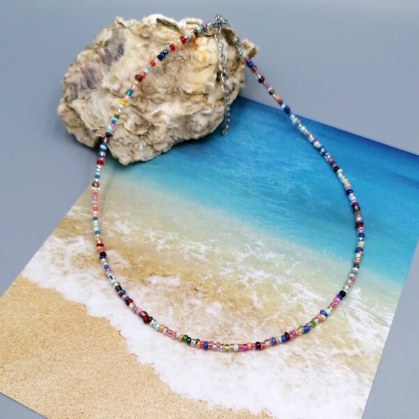 Kurze Kette aus bunten Rocailles