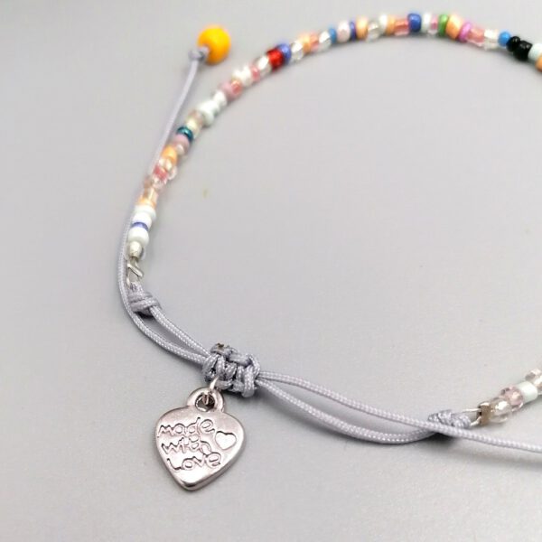 Buntes Boho Armband mit Herzanhänger