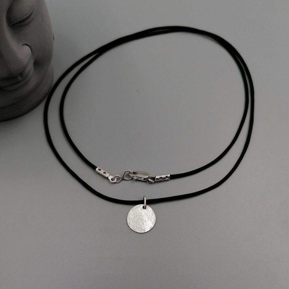 Kette mit gehämmerter Silberscheibe
