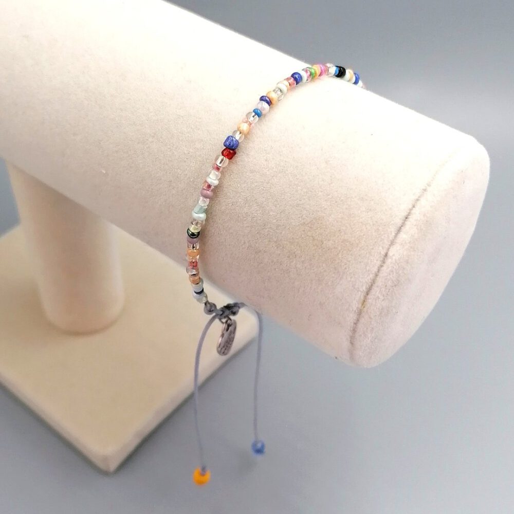 Farbenfrohes Perlenarmband mit Herz, sommerliches Accessoire Buntes Boho Armband mit Herzanhänger