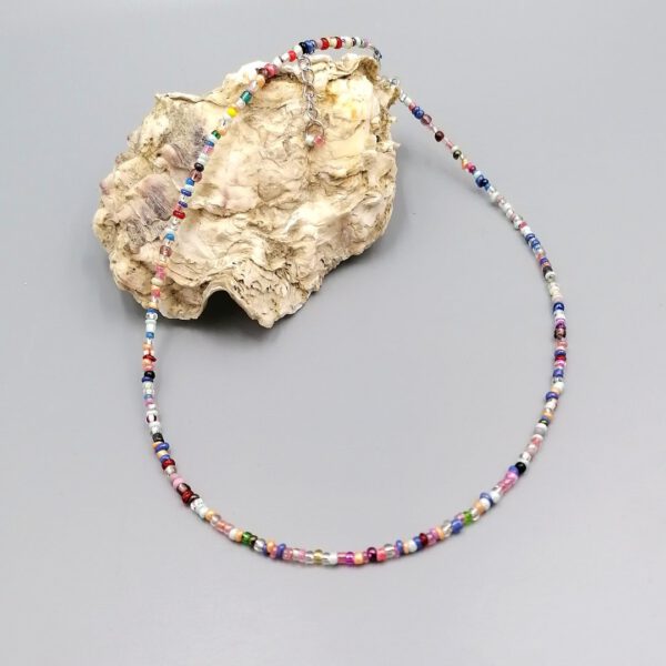 Kurze Kette aus bunten Rocailles