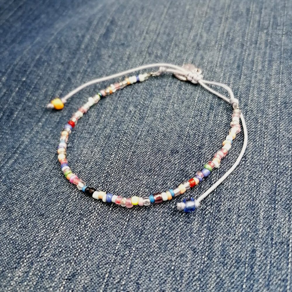 Filigranes Armband mit bunten Glasperlen und Herzanhänger Buntes Boho Armband mit Herzanhänger