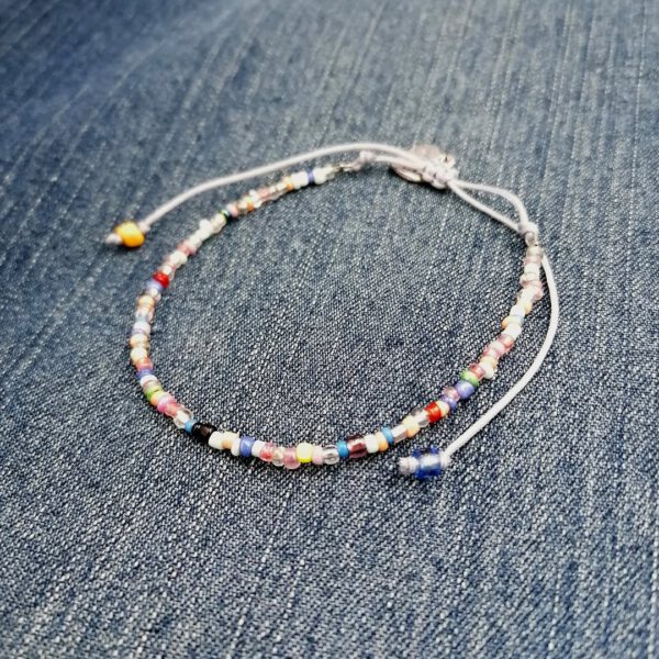 Buntes Boho Armband mit Herzanhänger
