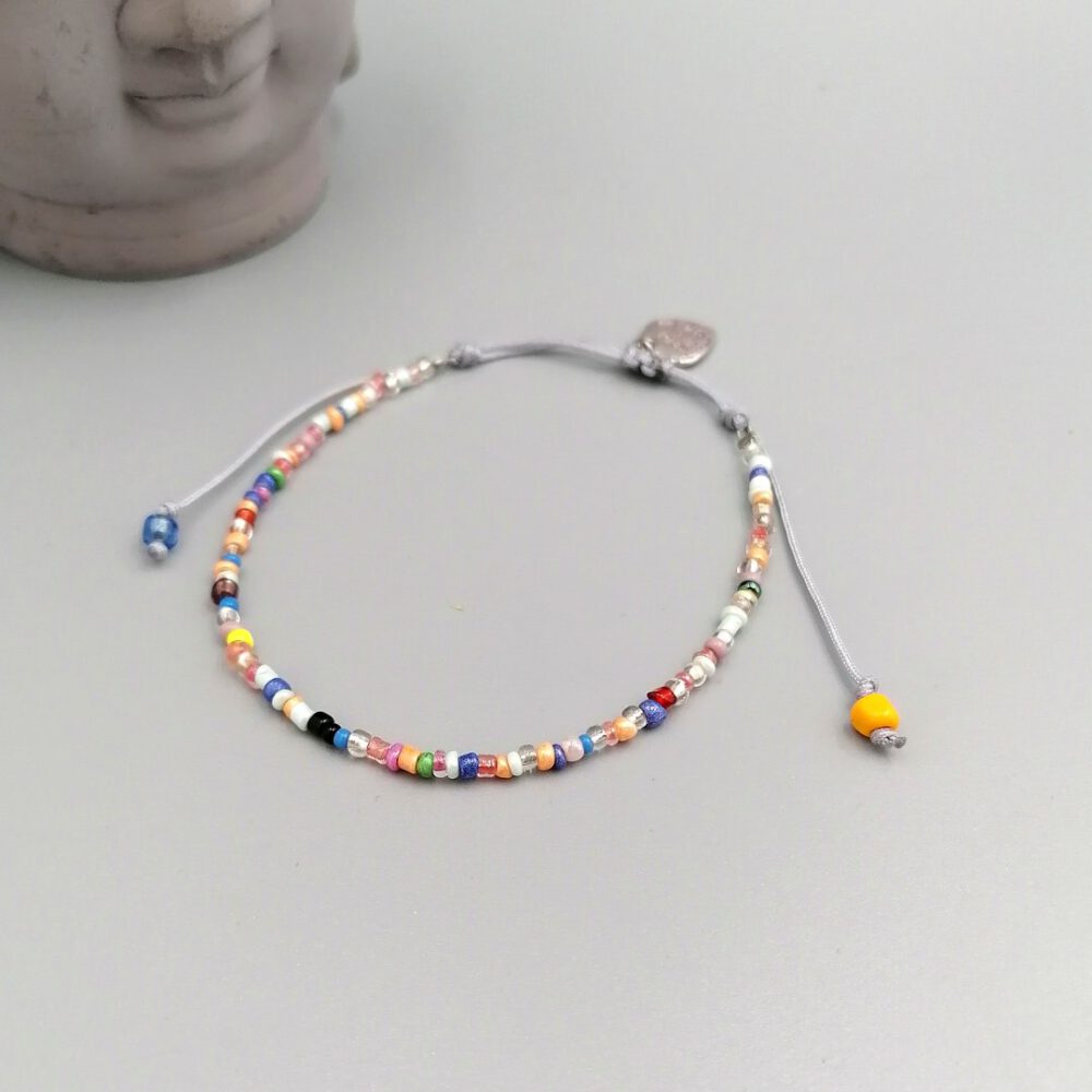 Handgefertigtes Rocaille-Armband mit silbernem Herzanhänger Buntes Boho Armband mit Herzanhänger