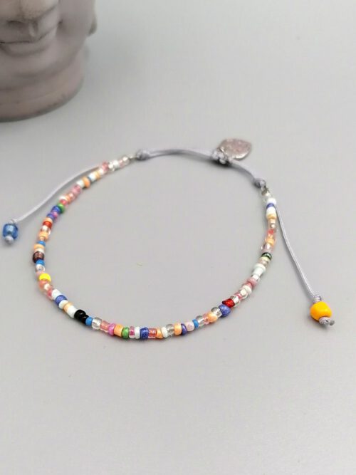 Handgefertigtes Rocaille-Armband mit silbernem Herzanhänger Buntes Boho Armband mit Herzanhänger