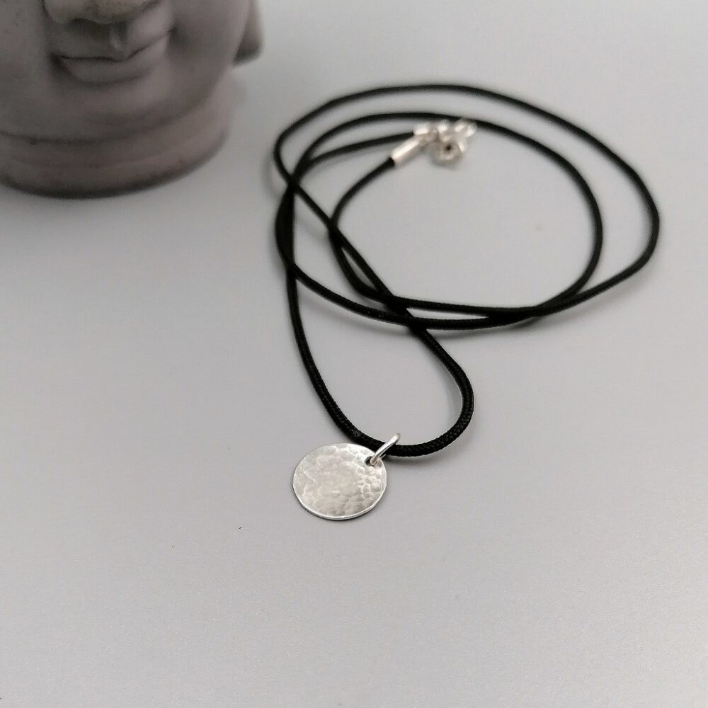 Kette mit gehämmerter Silberscheibe