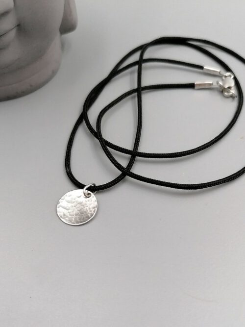Minimalistische Halskette mit strukturierter 935 Silber Scheibe Kette mit gehämmerter Silberscheibe