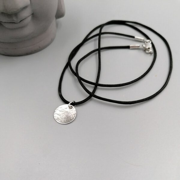 Kette mit gehämmerter Silberscheibe