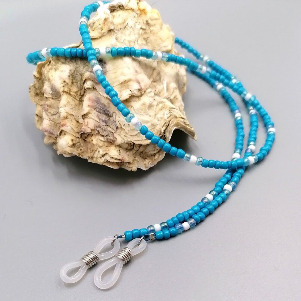Nahaufnahme der Silikonschlaufen mit Edelstahl Brillenkette in Türkis & Weiß – handmade