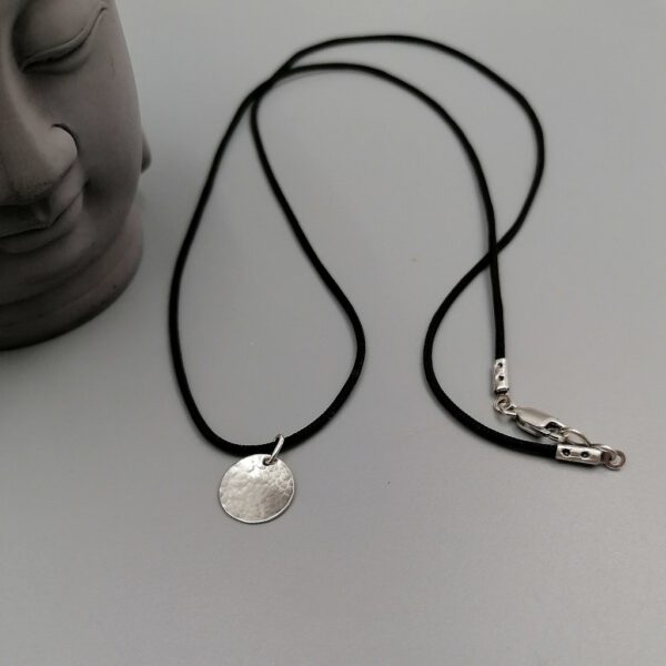 Kette mit gehämmerter Silberscheibe