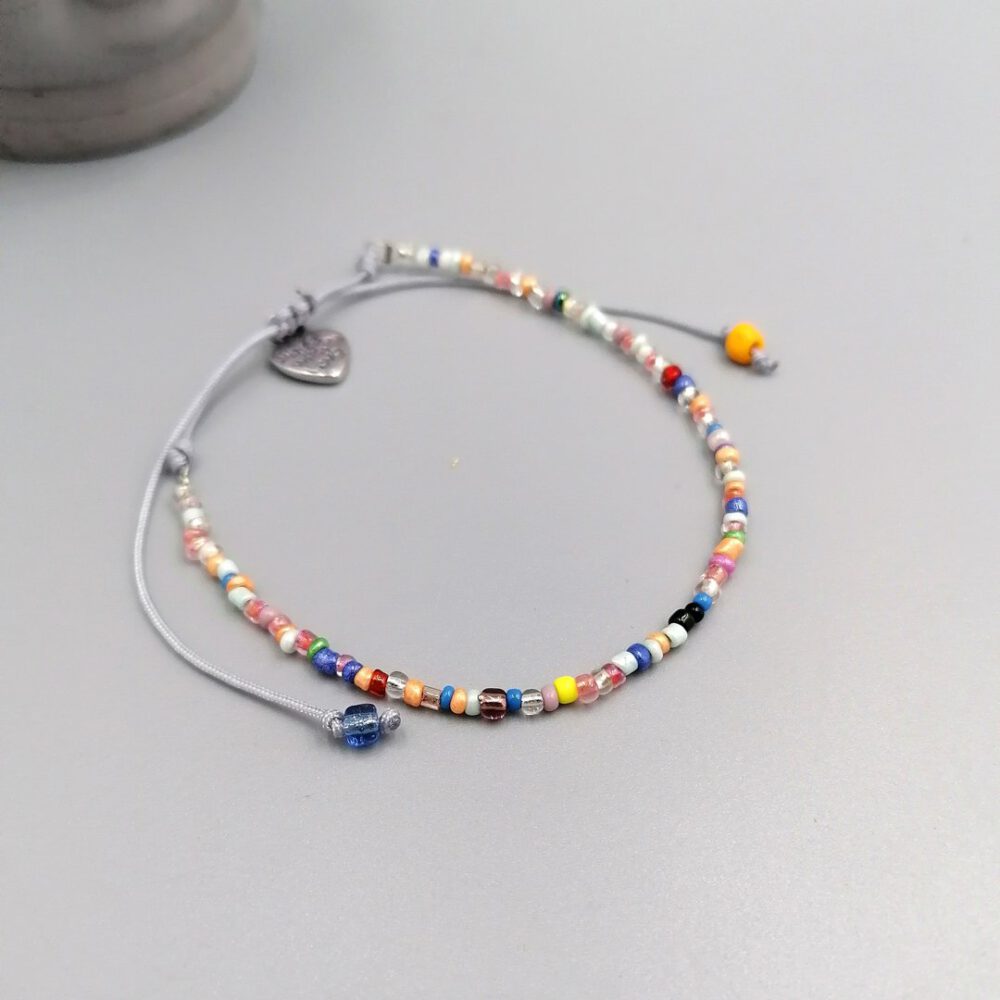 Verstellbares Nylonarmband in Boho-Style mit bunten Perlen Buntes Boho Armband mit Herzanhänger