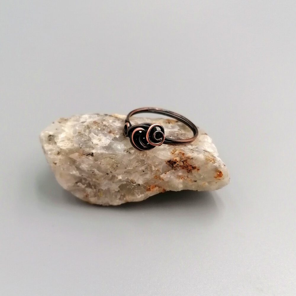 Zarter Kupferring Spiralen