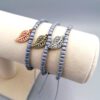 Graues Armband mit silbernem Blatt