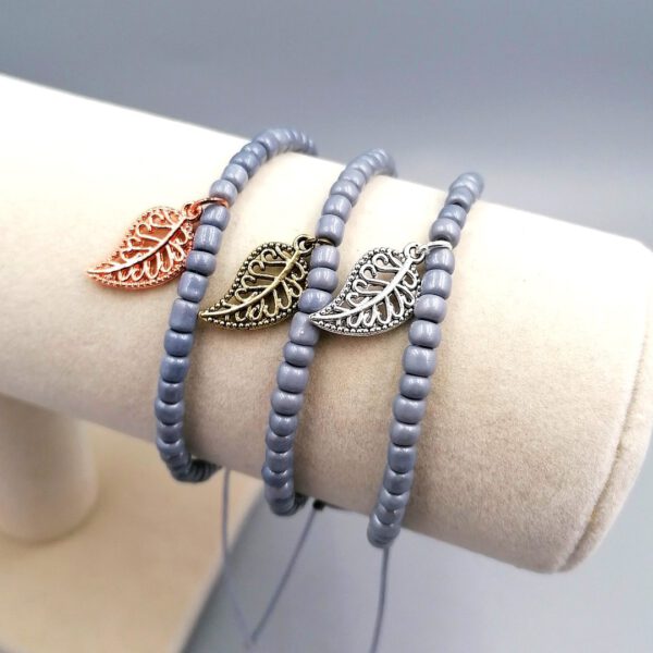 Graues Armband mit rosegold Blatt Anhänger