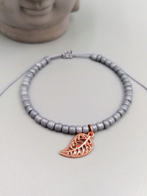 Graues Armband mit rosegold Blatt Anhänger