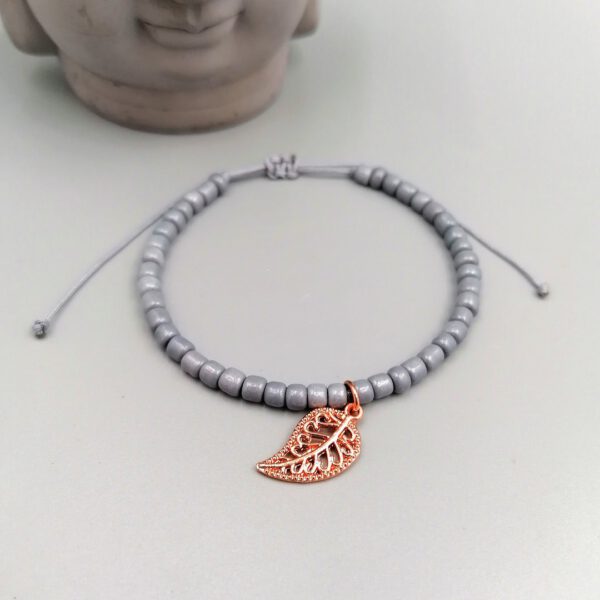 Graues Armband mit rosegold Blatt Anhänger