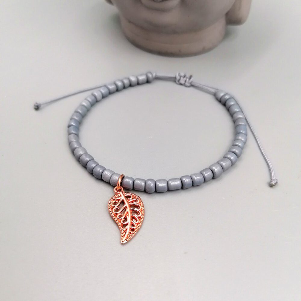 Graues Armband mit rosegold Blatt Anhänger