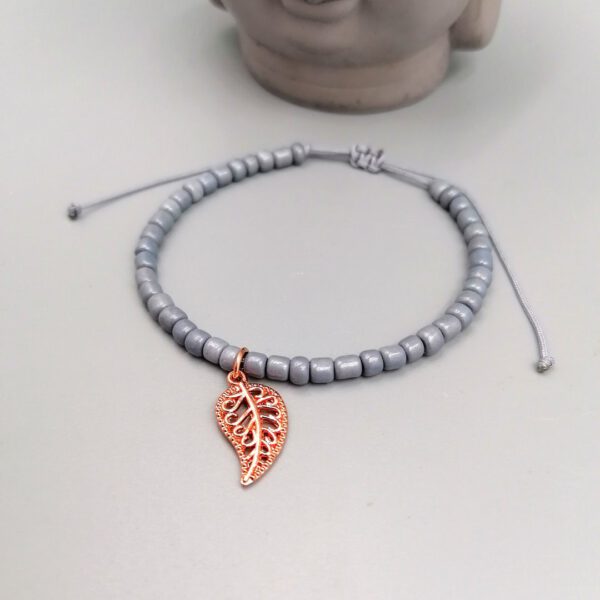 Graues Armband mit rosegold Blatt Anhänger
