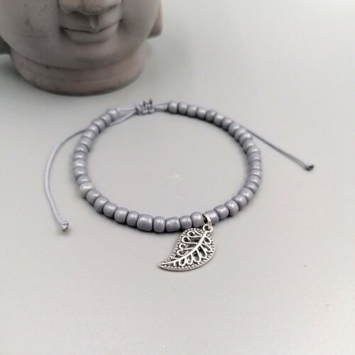 Graues Armband mit silbernem Blatt