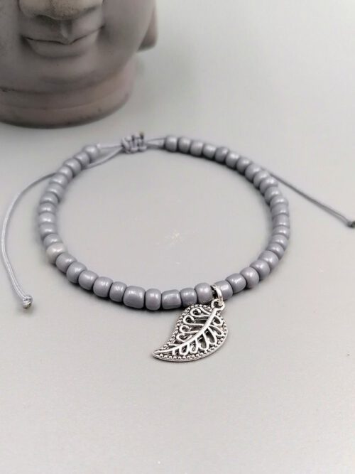 Graues Armband mit silbernem Blatt