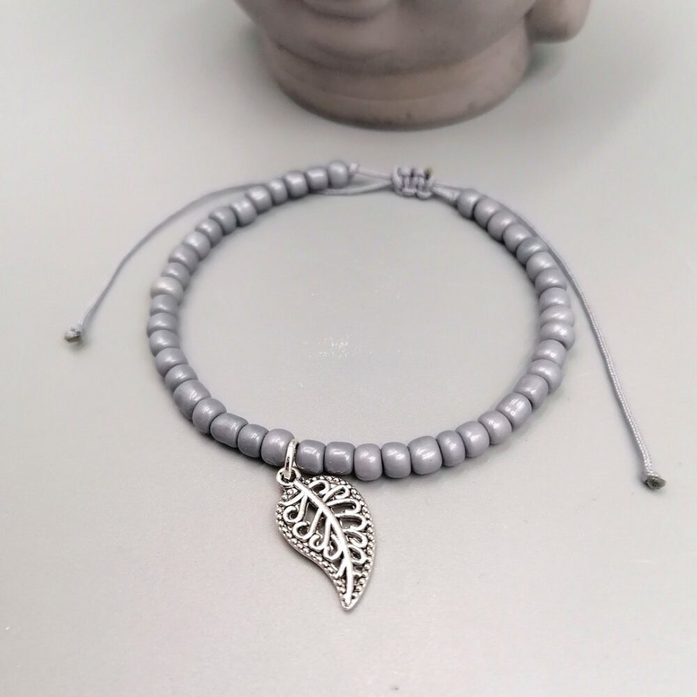 Graues Armband mit silbernem Blatt