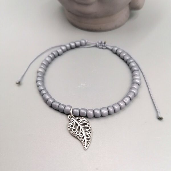 Graues Armband mit silbernem Blatt