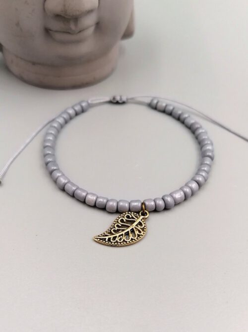 Graues Rocailles-Armband mit bronze Blatt