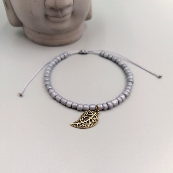 Graues Rocailles-Armband mit bronze Blatt