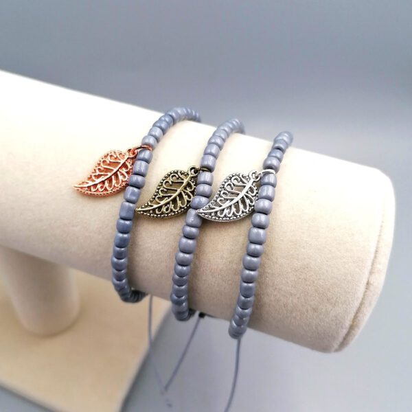 Graues Rocailles-Armband mit bronze Blatt