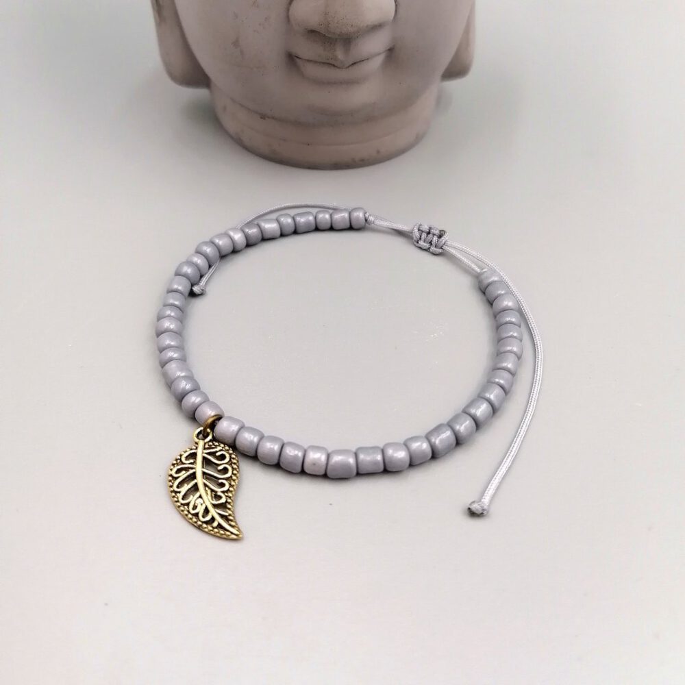 Graues Rocailles-Armband mit bronze Blatt