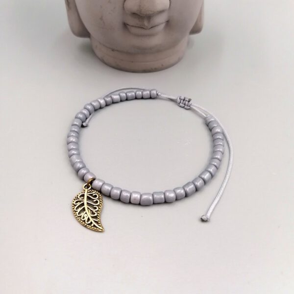 Graues Rocailles-Armband mit bronze Blatt