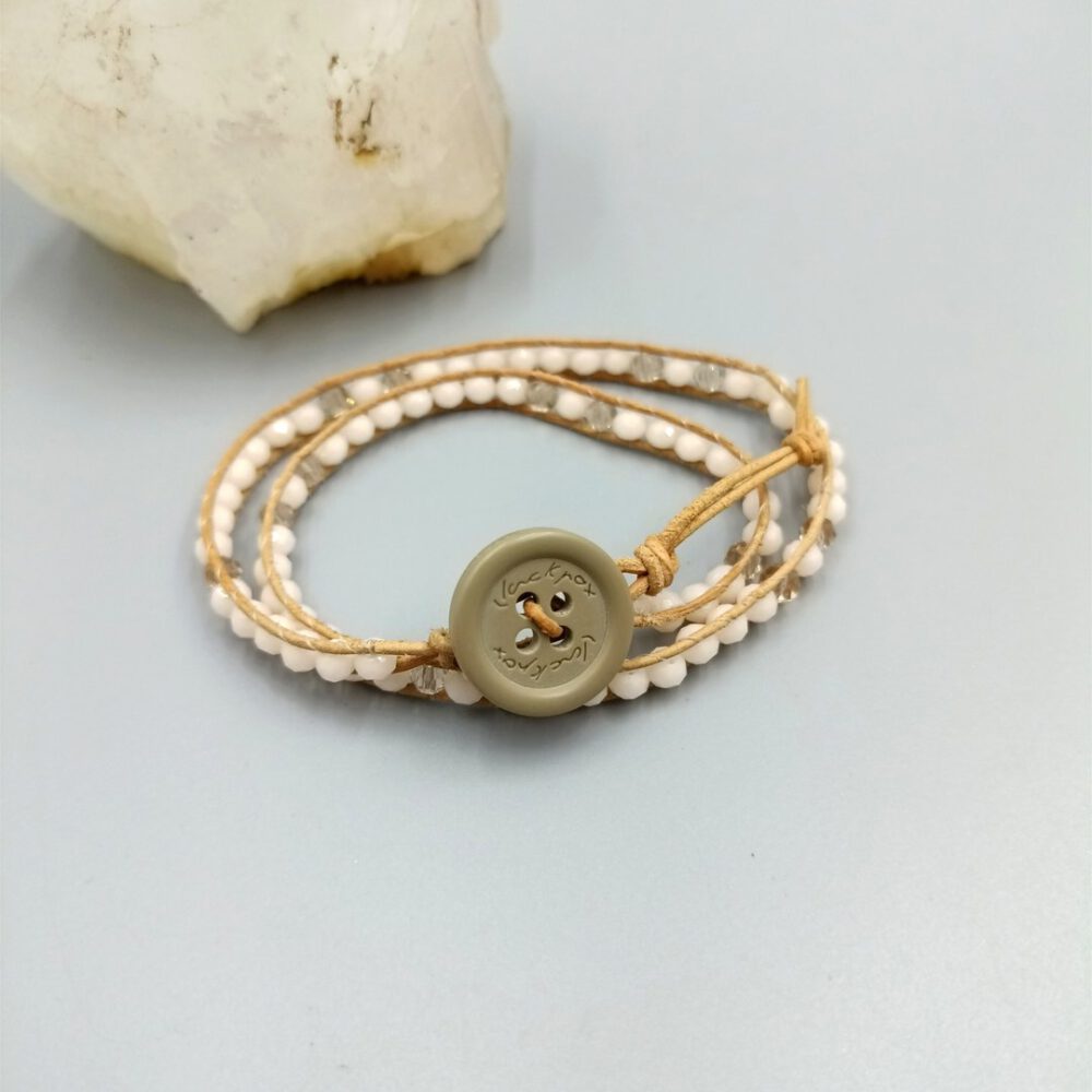 Armband mit champagnerfarbenen Akzenten und Knopfverschluss Leder Wickelarmband hellbraun-creme