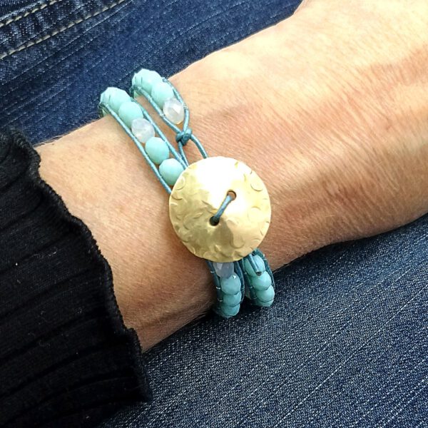 Boho-Armband mit gehämmertem Messingknopf Leder Wickelarmband türkis, Messingknopf