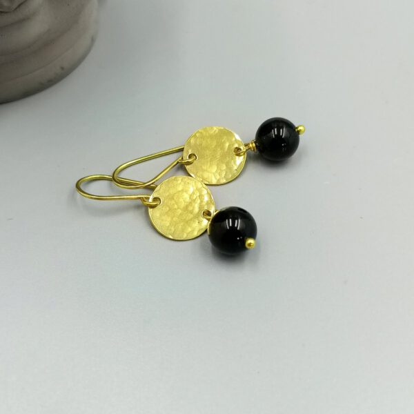 Boho Ohrhänger aus gehämmertem Messing und Onyxperle Ohrhänger Messing Scheibe mit Onyx Perle