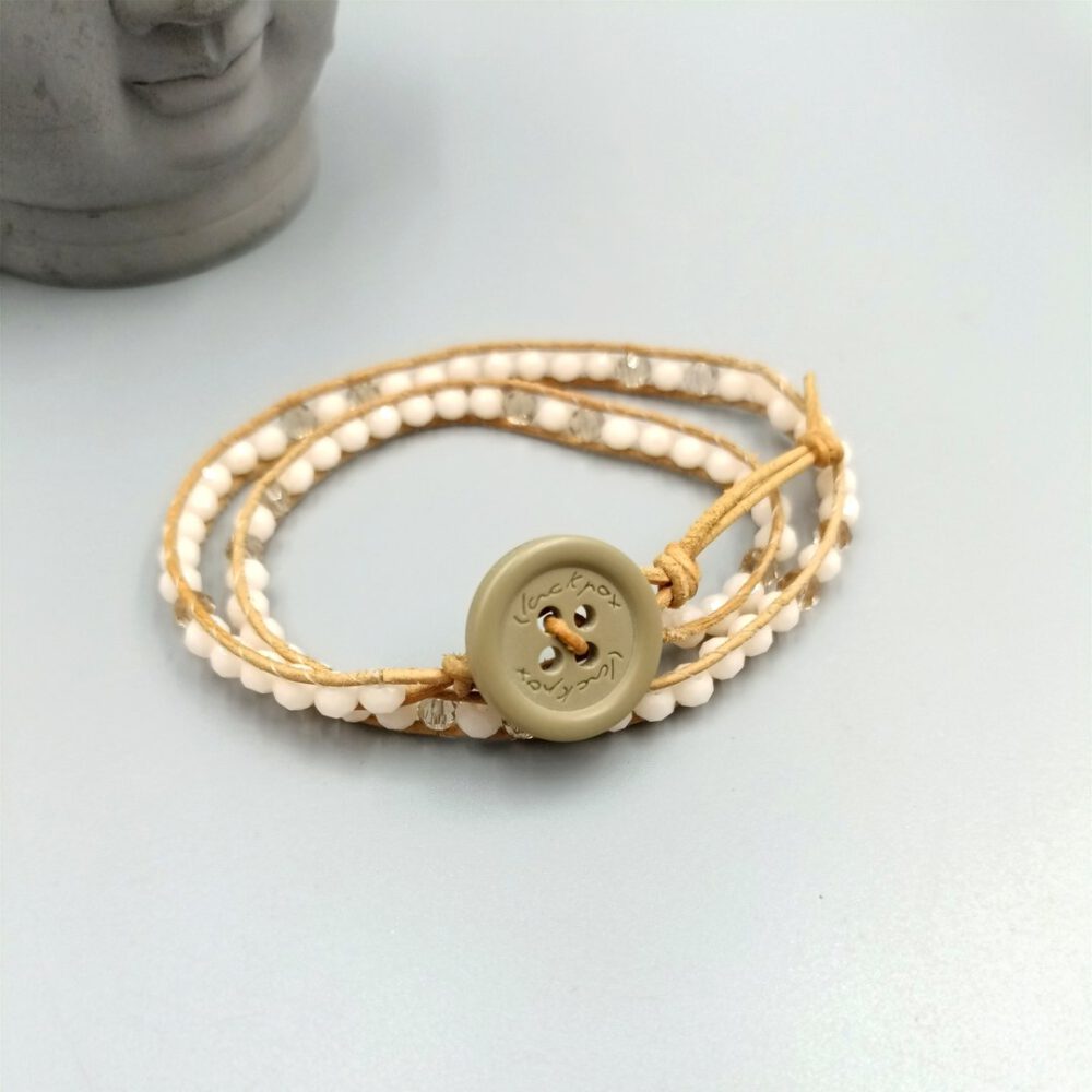 Boho Wickelarmband aus hellbraunem Leder mit cremefarbenen Glaskristallen Leder Wickelarmband hellbraun-creme