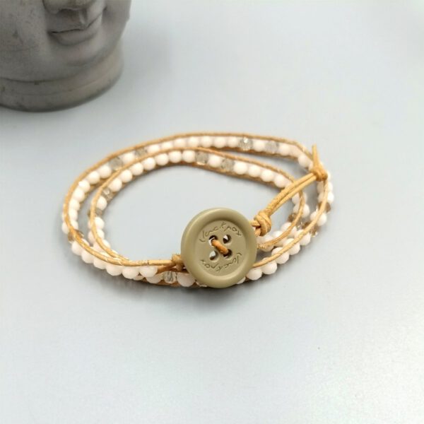 Boho Wickelarmband aus hellbraunem Leder mit cremefarbenen Glaskristallen Leder Wickelarmband hellbraun-creme